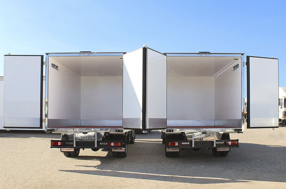 Carrocería isoterma Liderkit con puertas abiertas